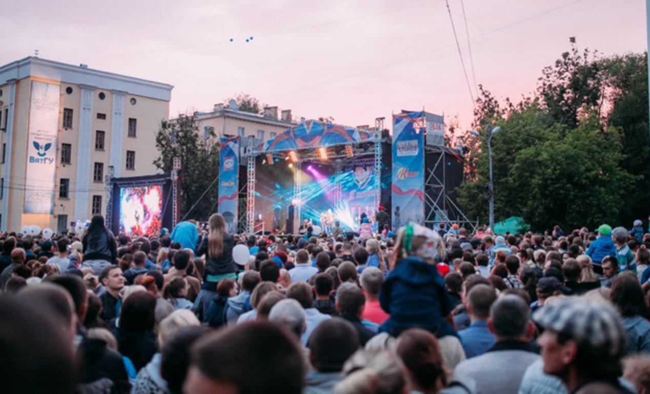 Киров сутки. Сцена Театральная площадь Киров. День города Киров 2018 Театральная площадь. Концерт на день города сцена с экранами. Киров концерт день города.