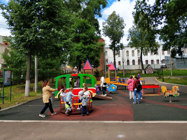 Кировские активисты занимаются благоустройством парка «Аполло»