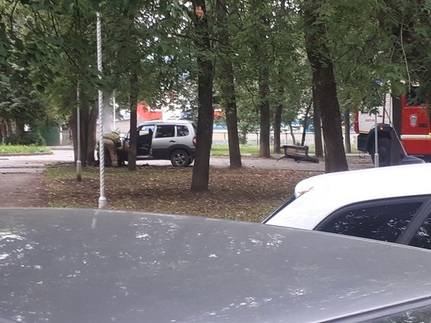 В Кирове около ДК «Родина» автомобиль врезался в дерево