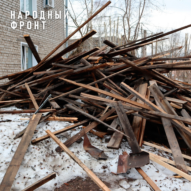 В Лянгасово жильцы дома девять месяцев живут под плёнкой вместо крыши