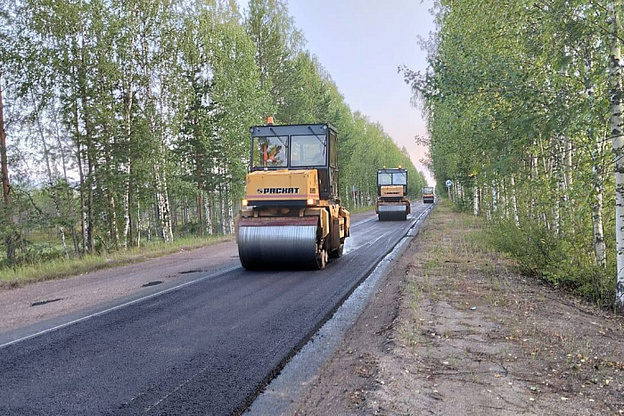 Рабочие уложили выравнивающий слой асфальта на трассе из Кирса в Лойно