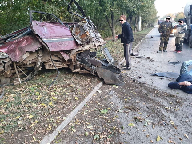 В Кирове водитель «Мицубиси Галант» влетел в дерево: автомобиль разорвало пополам