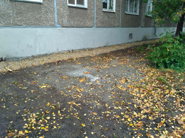Во время капремонта дома на улице Попова рабочие забетонировали газон