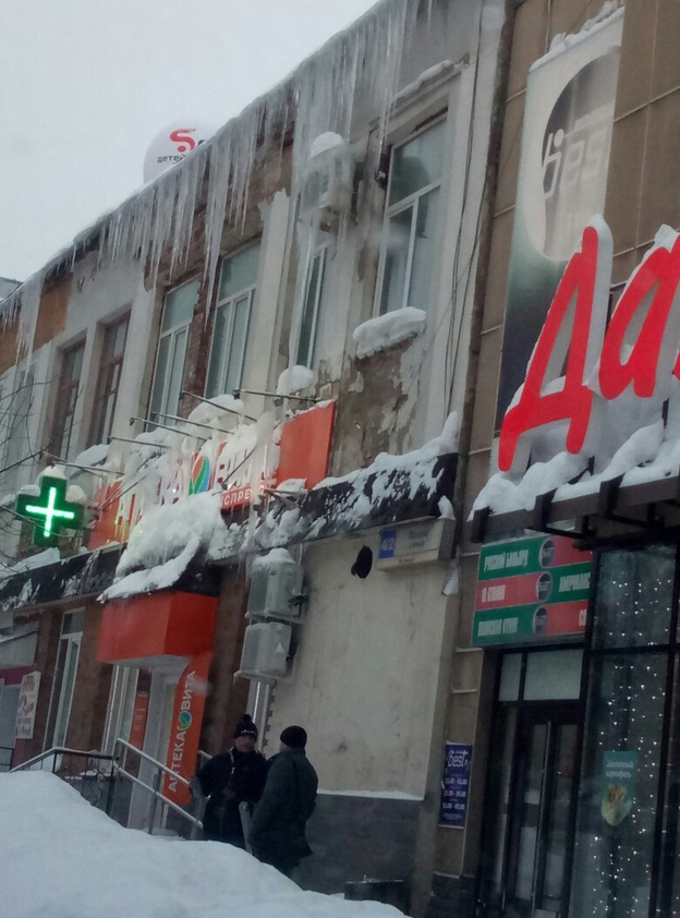 «Сколько ещё людей должно прибить?» Кировчане жалуются на неочищенные крыши домов