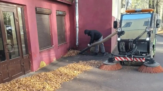 В Кирове убирают листву и песок с улиц
