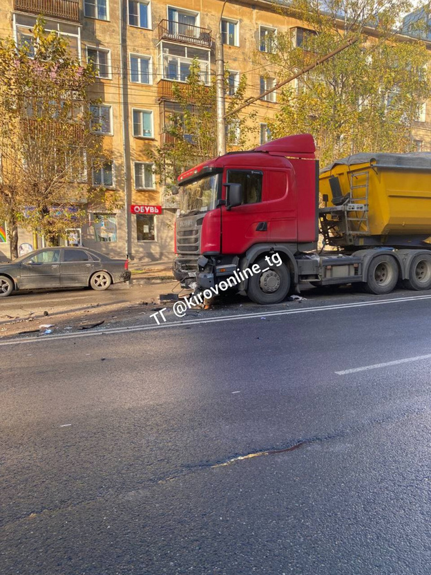 На Октябрьском проспекте столкнулись Audi A6 и Scania