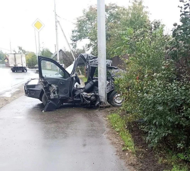 В Кирове водитель «Рено» погибла после наезда на опору ЛЭП