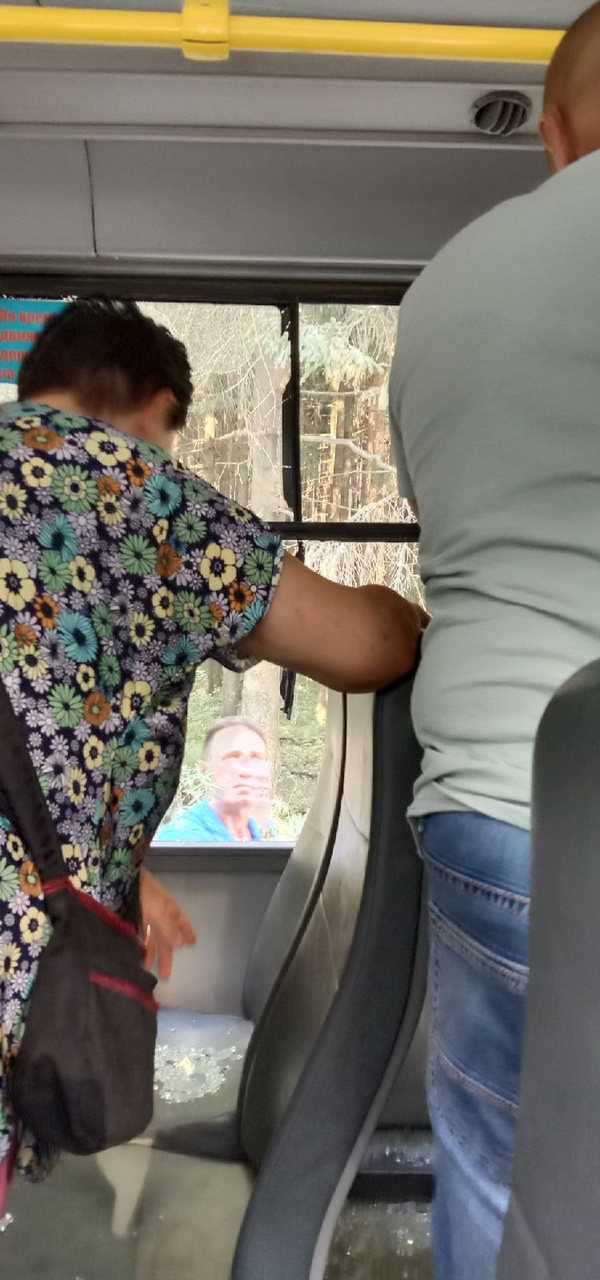 Соцсети: на трассе Киров - Сидоровка у пассажирского автобуса выпало стекло