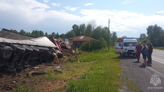 В Кировской области КамАЗ врезался в деревянный дом