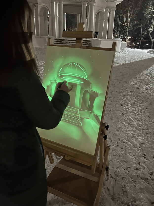 Кировская художница рисует световые картины по вечерам в парках