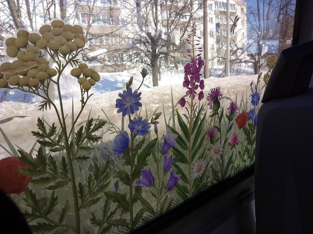 Автобус превратили в цветочную поляну к 8 Марта в Слободском