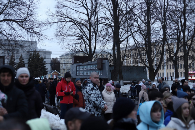 Кировчане почтили память погибших в «Крокусе» минутой молчания. Фото
