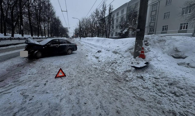 В Кирове бесправник на «Датсуне» врезался в столб