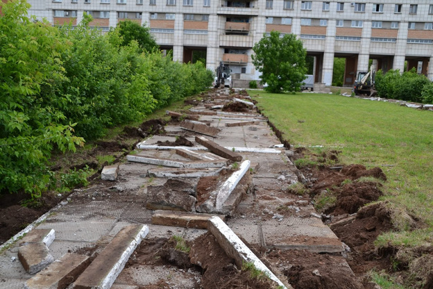 В Кирово-Чепецке благоустраивают территорию у стелы
