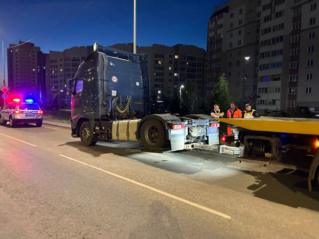 Ночью на улице Ивана Попова массово эвакуировали автомобили