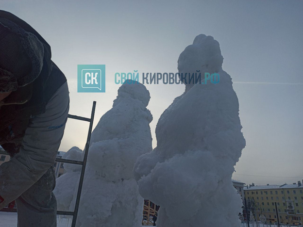 Установку новогодней ели на Театральной площади планируют завершить сегодня