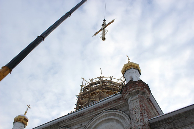 В Слободском на Свято-Духовской собор установили главный крест