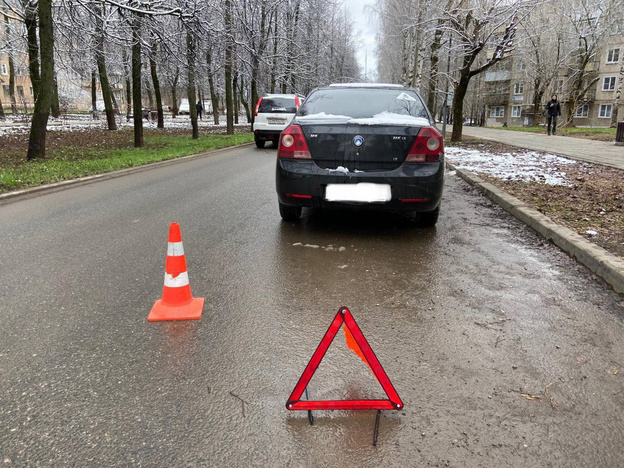 В Кирове водитель иномарки наехала на 7-летнюю девочку. Ребёнок получил травмы