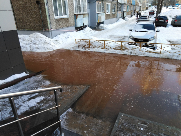 «Кровавые реки»: из-за коммунальной аварии в Кирове затопило улицы, без воды остались жилые дома и детский сад