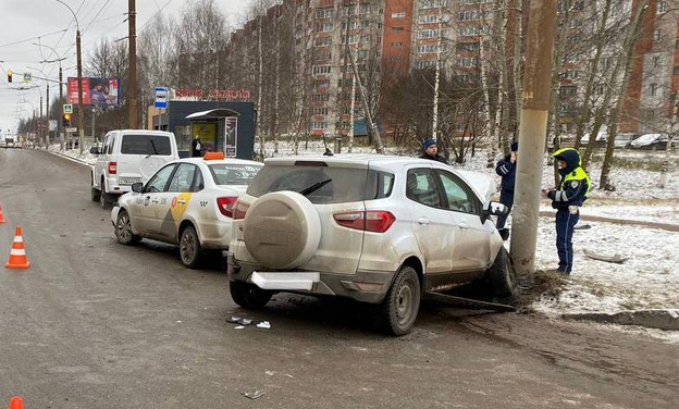 Пять человек пострадали в результате ДТП с такси на улице Московской
