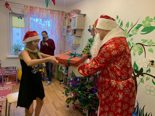 Рахим Азимов исполнил новогодние желания 11 детей из Кировской области