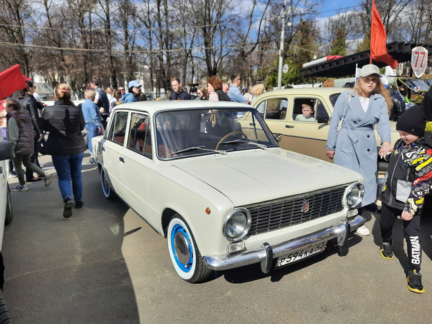 На Театральной площади началась выставка военных автомобилей. Фото