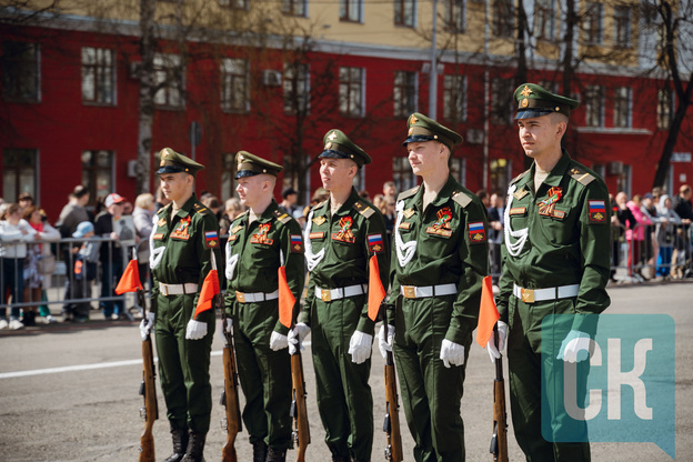 Торжественный парад на Театральной площади 9 мая. Фоторепортаж