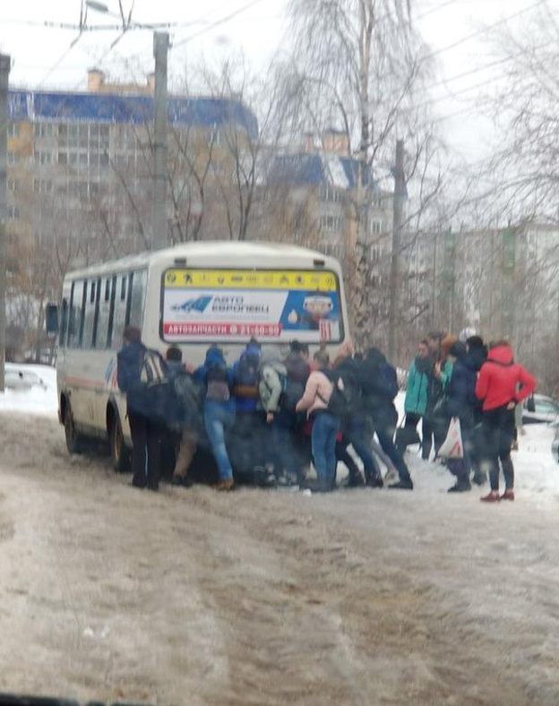 Коллапс в Кирове продолжается. На дорогах снежная каша, автобусы меняют маршруты. Фото из соцсетей