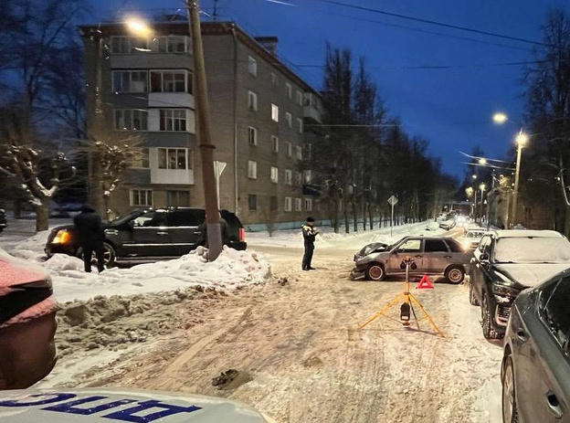 В Кирове молодой водитель ВАЗа врезался в «Кадиллак»
