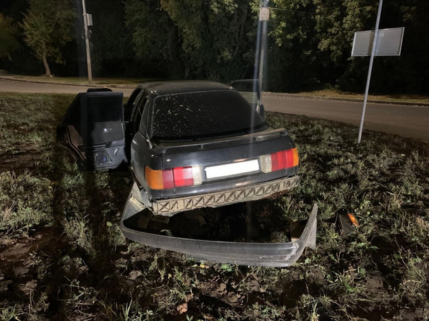 Отпавшее колесо и травмы водителя: на Луганской иномарка вылетела с дороги