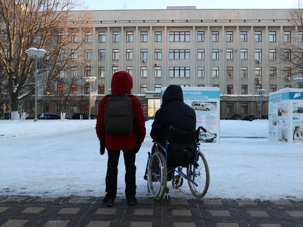Пациенты гемодиализа вышли на одиночный пикет к зданию правительства Кировской области