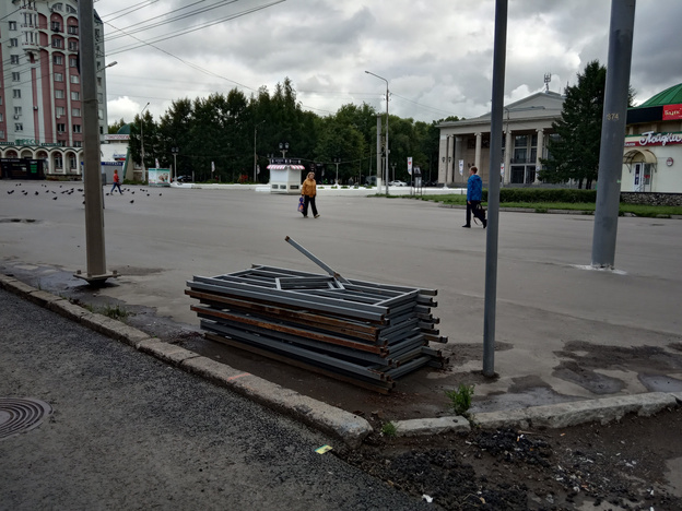 На Ленина у филармонии убрали серые заборы
