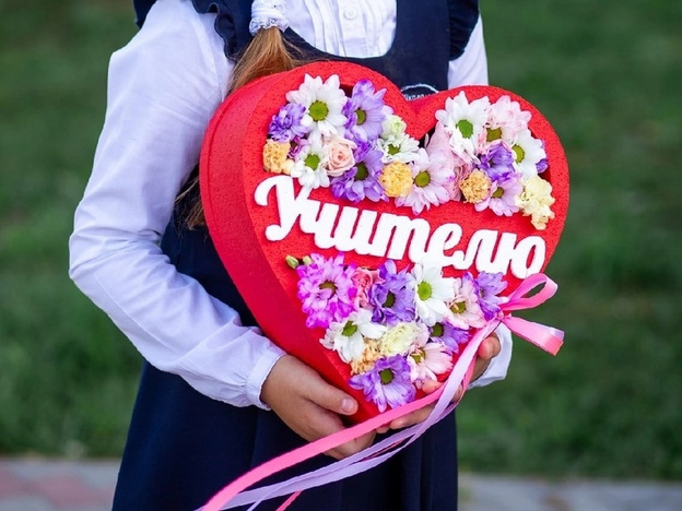 Минимализм и акцент на сезонные цветы: какие букеты приготовили флористы Кирова к 1 сентября в этом году?