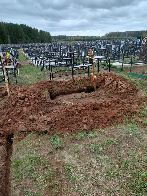 Местные жители пожаловались на провалившиеся могилы на кладбище в Каркино