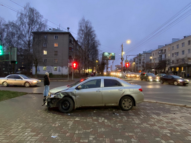 В Кирове автомобиль после столкновения выбросило на тротуар