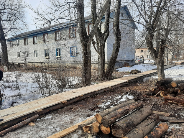 В Вересниках начали ремонтировать наплавные тротуары на период паводков (ФОТО)