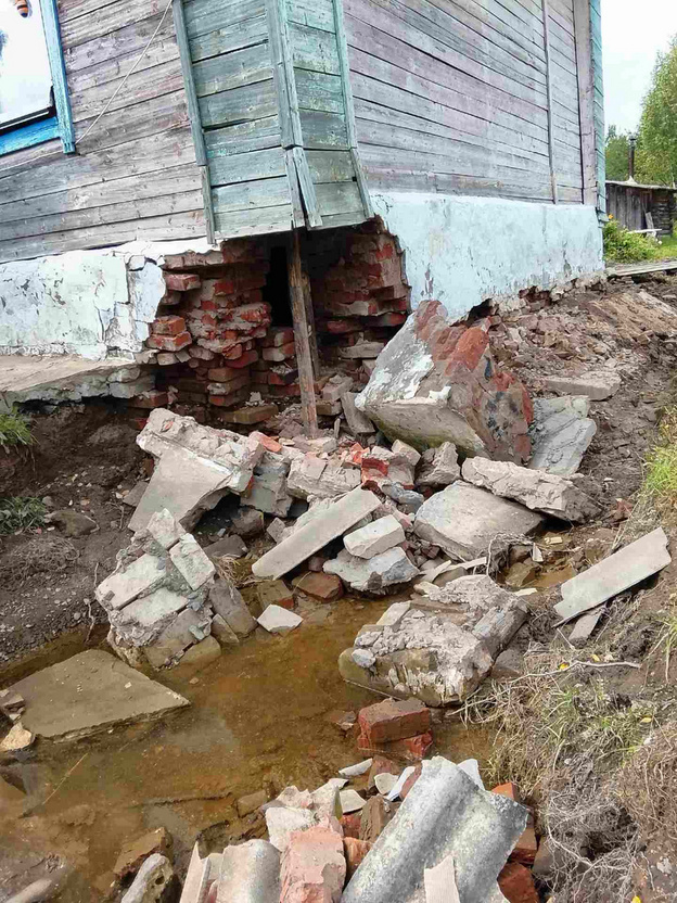 В Косино паводок смыл часть фундамента дома