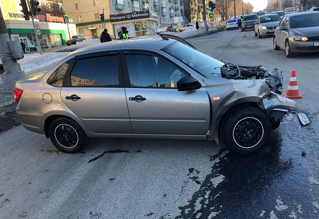 Днём в Кирове два автомобиля совершили лобовое столкновение (ФОТО)