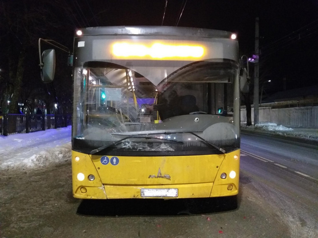 На Октябрьском проспекте столкнулись автобус и LADA Kalina