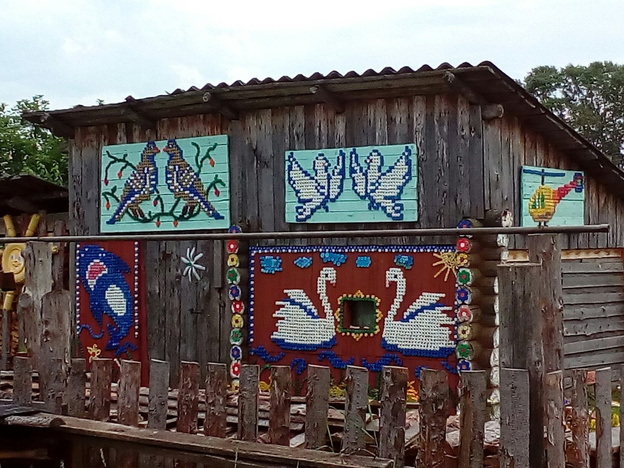 Пенсионерка из Котельничского района украсила свой дом картинами из пробок