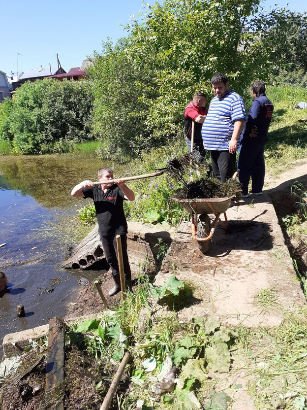 «Много грязи, тины, бутылок». Активисты решили благоустроить пруд в Нововятском районе