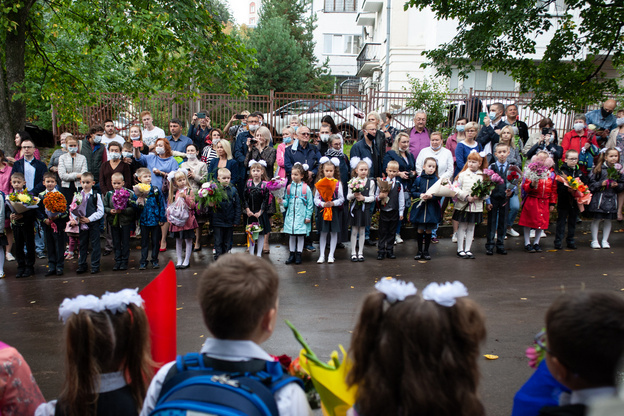 С радостью, цветами и частично без масок: как в Кирове прошёл День знаний