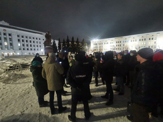 Репортаж с Театральной площади в Кирове, где прошёл флешмоб против военной операции в Украине