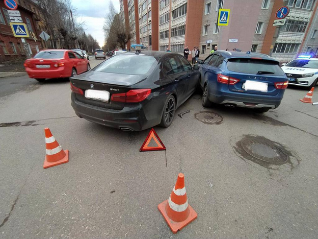 В Кирове на Труда BMW врезался в «Весту»