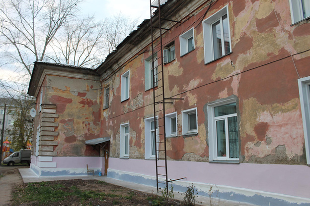 В доме с дырявой крышей в Кирове отремонтировали фундамент