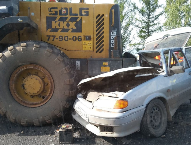 На Победиловском тракте «Лада» врезалась в дорожный погрузчик: водитель погиб на месте
