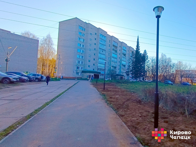 В Кирово-Чепецке на тротуаре от Школьной улицы до катка поставили фонари