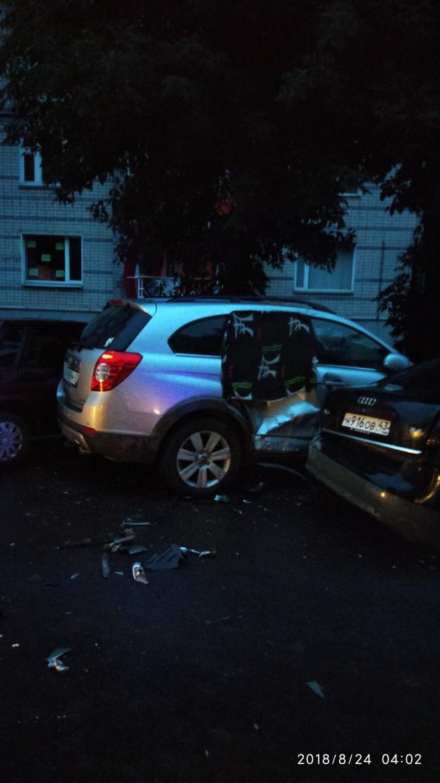 В Кирове пьяный водитель «Лады Гранты» въехал в семь припаркованных машин