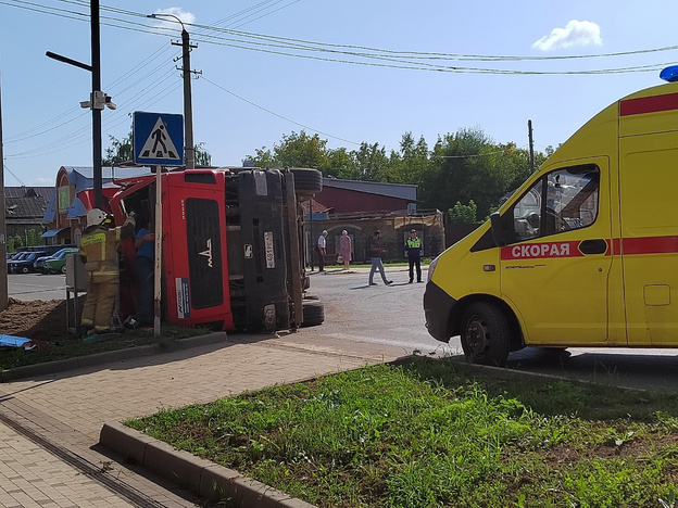 В Вятских Полянах перевернулся грузовик с песком