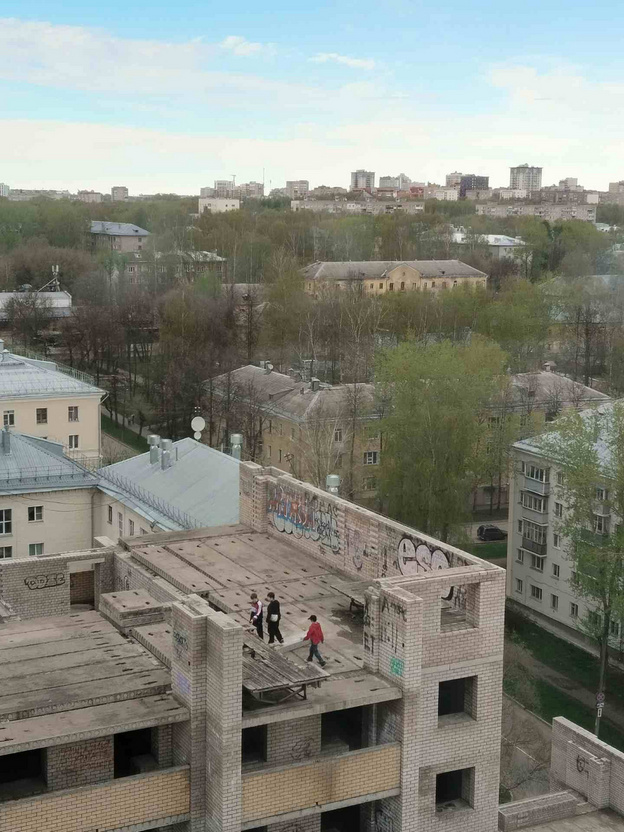 Дети продолжают играть на опасном долгострое в Кирове